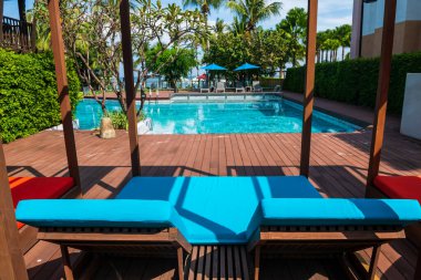 Yazın okyanus kıyısındaki havuz kenarında uzanan Hua Hin, Prachuap Khiri Khan Eyaleti, Tayland. Tatilci ya da tropik bir ülkede yaz tatili, Siyam.