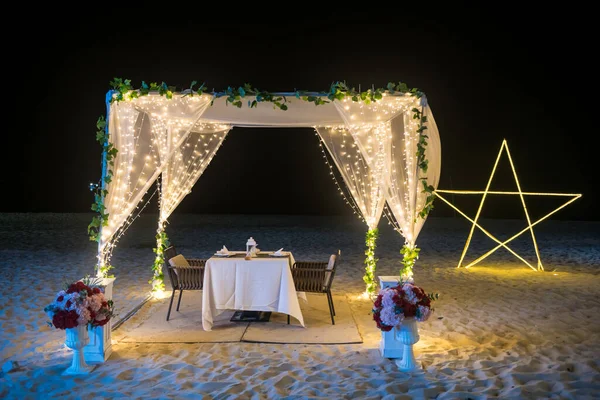 夜に装飾された光と花を持つ白い砂浜の新婚旅行の座席 ホアヒン プラチャップハリカーン県 熱帯国での夏休みのカップル — ストック写真