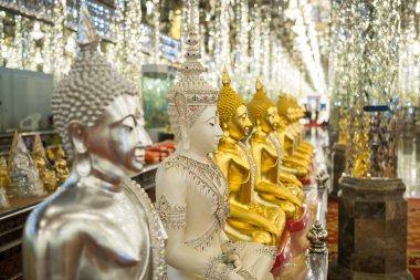 Wat Tha Sung Tapınağı, Uthai Thani, Tayland 'daki Katedral Cam sütunlu beyaz, gümüş ve altın renkli Buda heykelleri. Siyam 'daki ünlü din tapınağı mimarisi..
