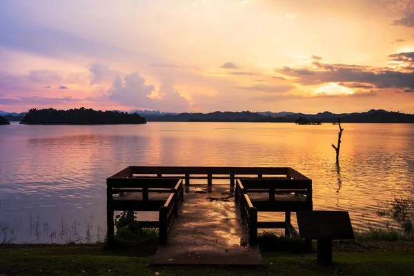 Pom Pee Deki Khao Laem Ulusal Parkı Alacakaranlıkta Vajiralongkorn Barajı — Stok fotoğraf