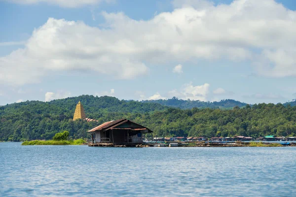 Songkalia河上的木筏村和泰国Karnchanaburi Sangkhlaburi的Bodhgaya金塔 游览船从城市驶来参观 暹罗著名旅游胜地 — 图库照片