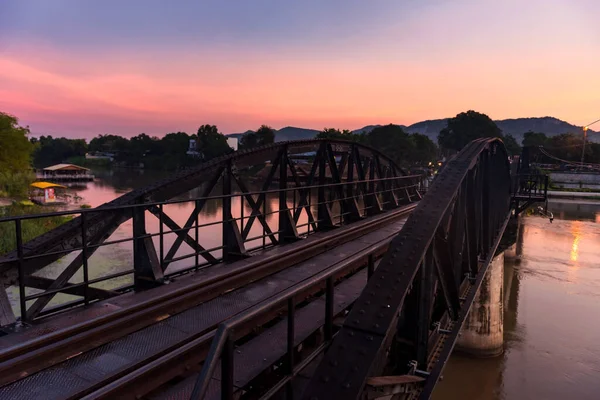 Ponte Sul Fiume Kwai Con Cielo Crepuscolare All Alba Kanchanaburi — Foto Stock