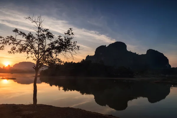 Silhouettenbaum Nong Thale See Und Karstberge Bei Sonnenaufgang Krabi Thailand — Stockfoto