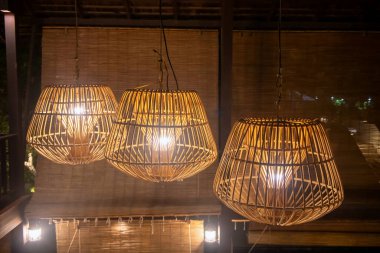 Gece karanlığında bambu perdesiyle ahşap evin içinde asılı duran kırmızı fener ampulleri dokudum.