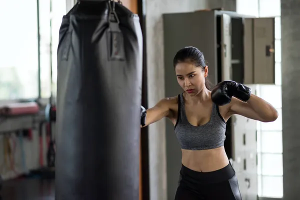 Asiática Boxeador Feminino Muscular Luvas Pretas Treinamento Boxe Perfurando Saco — Fotografia de Stock