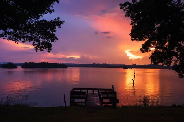 ポンペイのシルエットカップルは 夕暮れ時の夕暮れ時に タイのカンチャナブリにあるカオラム国立公園 バジラロンコーンダムの夕暮れ時の景色を眺めることができます サイアムの夕日の有名な旅行先 — ストック写真