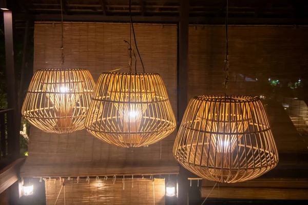 Плетіння Ротанга Лампочки Ліхтарів Висять Всередині Дерев Яного Будинку Бамбуковою — стокове фото