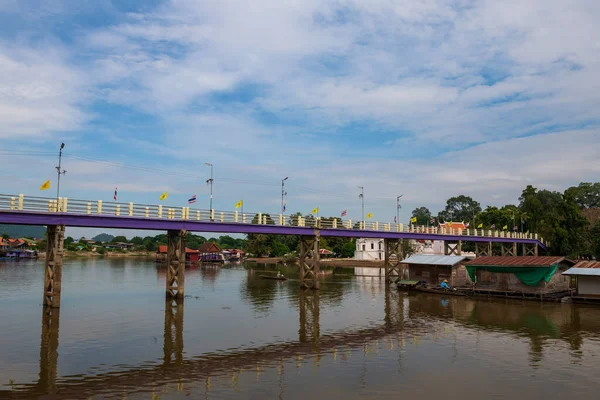 Remolcador Tirando Casas Flotantes Madera Través Del Puente Comunitario Sakae —  Fotos de Stock