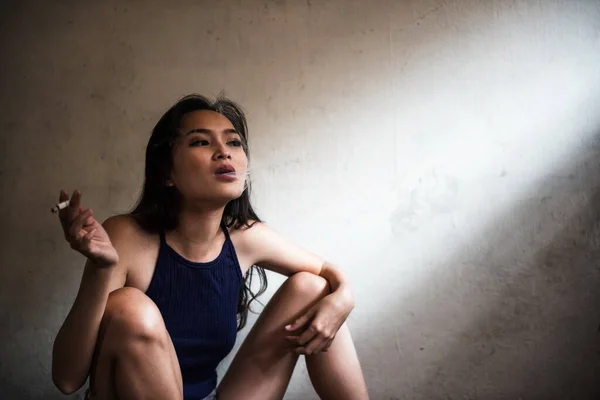 Asiatisk Ung Missbrukare Kvinna Röker Cigarett Nära Smutsiga Rummets Vägg — Stockfoto