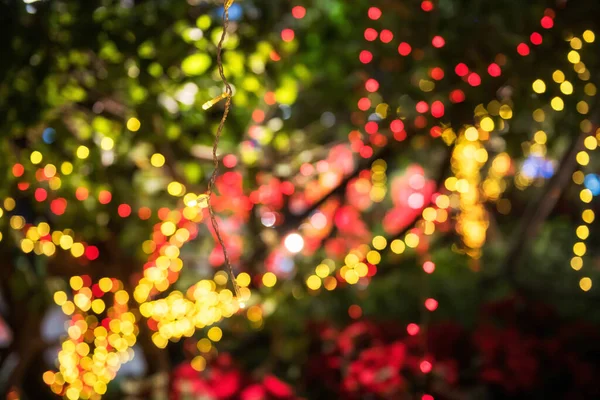 Hanging Bunte Lichtdekoration Baum Der Nacht Mit Unschärfe Bokeh Weihnachten — Stockfoto