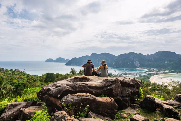 Pareja Turistas Sientan Acantilado Beben Coco Disfrutan Una Vista Increíble —  Fotos de Stock