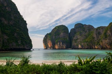 Ko Phi Phi adası yakınlarındaki Maya plajı Phuket ve Krabi, Tayland 'da mavi gökyüzüne karşı. Ünlü tatil beldesi ya da tropikal ülke Siyam 'da yaz tatilcisi.