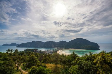Phi Phi Don Adası, Krabi, Tayland 'ın en iyi manzarası. Tropikal Siyam ülkesinde tatilci ya da seyahat yeri.