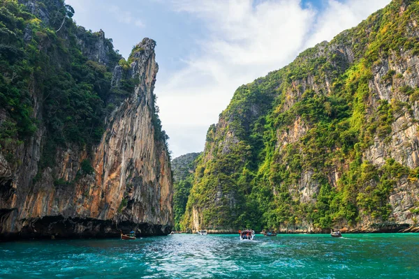 Tayland, Phuket yakınlarındaki Krabi 'deki Phi Phi Adası' ndaki Loh Samah Bay ofs Pileh 'de güzel kristal berrak su. Ünlü tatil beldesi ya da tropikal ülke Siyam 'da yaz tatilcisi