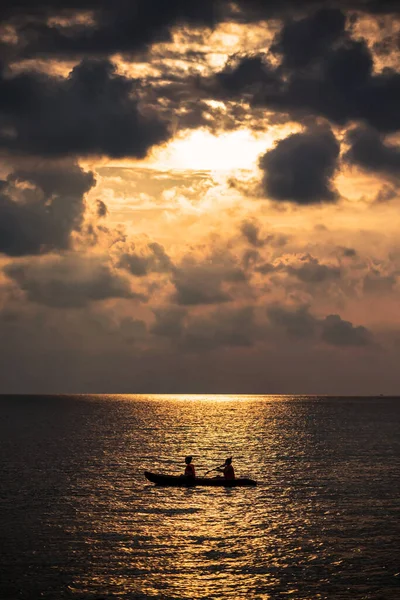 Σιλουέτα Δύο Γυναίκες Καγιάκ Βάρκα Στη Θάλασσα Στο Ηλιοβασίλεμα Στο — Φωτογραφία Αρχείου