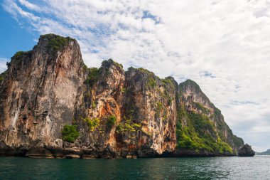 Phi Phi Leh Adası, Krabi, Tayland 'da Cliff ve andaman Denizi. Ünlü tatil beldesi ya da tropikal ülke Siyam 'da yaz tatilcisi.