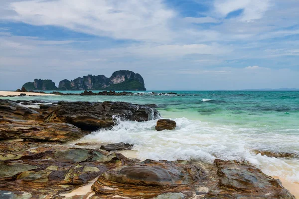 Meereslandschaft Der Bewegungswelle Traf Steinbogen Mit Türkisfarbenem Andamanischen Meer Und — Stockfoto