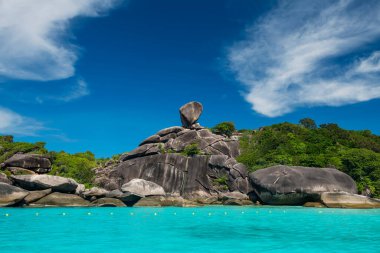 Yelkenli kayası, Similan adasının güzel taş kemer simgesi, Phang Nga, Tayland. Turkuaz Andaman Okyanusu 'nun deniz manzarası, beyaz bulut, yazın mavi gökyüzü. Seyahat güzergahı, Siyam.