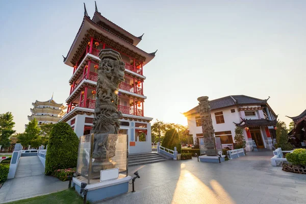 タイの首都スパンブリの日没時に市の神社の柱でタワーの視点 2022中国の虎新年 — ストック写真