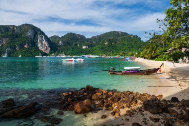Phi Phi Don plajı ve turkuaz andaman limanı mavi gökyüzü, Krabi, Tayland. Tropikal Siyam ülkesinde tatilci ya da yaz gezisi merkezi.