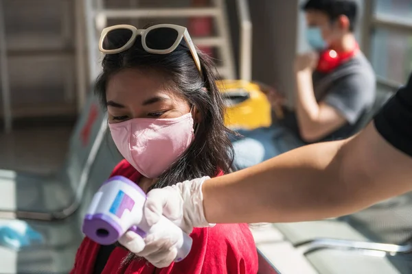 Ufficiale Operativo Dell Aeroporto Con Guanto Mostra Risultato Della Temperatura — Foto Stock