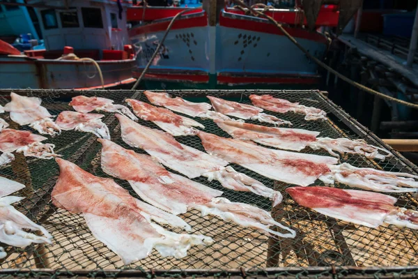 渔民码头附近的渔船上 新鲜的章鱼或乌贼在阳光下晒干了 受保护的海鲜 — 图库照片