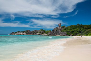 Yelkenli kayası, Similan Adası 'nın ünlü simgesi, Phang Nga, Tayland. Yazın White Beach 'te hareket dalgası turkuaz deniz manzarası. Siyam 'da seyahat hedefi.