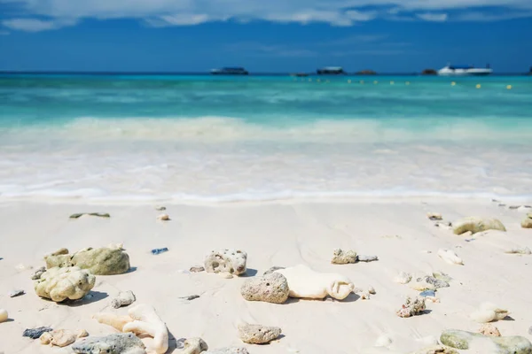 Similan Adası Phang Nga Tayland Turkuaz Andaman Denizi Mavi Gökyüzüne — Stok fotoğraf