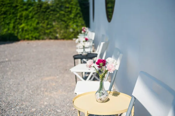 Krzesła Ogrodowe Dekoracja Kwiatowa Wazonie Stołach Kawiarni — Zdjęcie stockowe