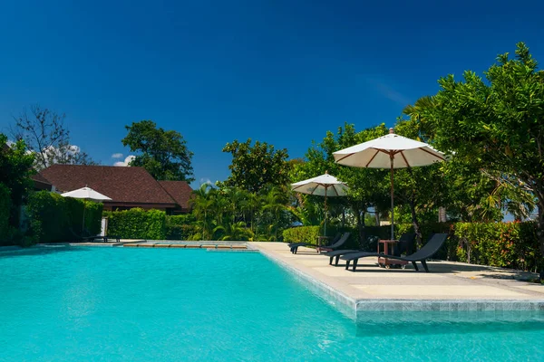 Liegestühle Mit Sonnenschirm Tropischen Hotelpool Gegen Blauen Himmel Sommer Thailand — Stockfoto