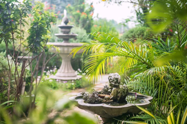 春天花园的丘比特大理石雕塑和装饰喷泉 户外家居装修 — 图库照片