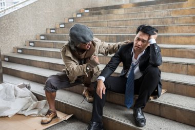Yaşlı evsiz dilenci şehirdeki stresli iş adamına tezahürat yapıyor. Depresyondaki iş adamı ya kovulacak ya da işten çıkarılacak. Covid-19 omikron salgınından dolayı. İşten atılma ya da işsiz kalma sorunu.