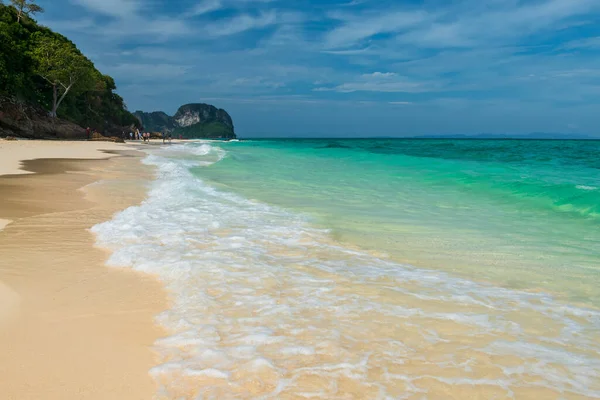 在泰国克拉比的竹岛美丽的海滩上 夏季的海景在蓝天的映衬下摇曳 热带国家著名的旅游胜地或度假胜地暹罗 — 图库照片