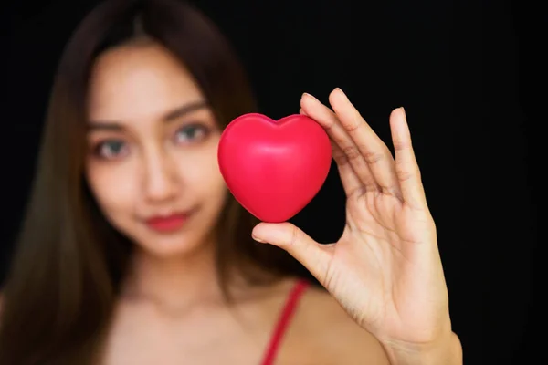 Nahaufnahme Rotes Herz Spielzeug Halten Durch Verschwommene Schöne Asiatische Frauenhand — Stockfoto