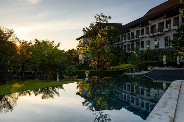 豪华酒店的游泳池和花园在日出时带着天际的倒影 在暹罗度假或放暑假 — 图库照片