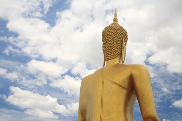 Posteriore Grande Statua Buddha Dorato Contro Nube Bianca Cielo Blu — Foto Stock