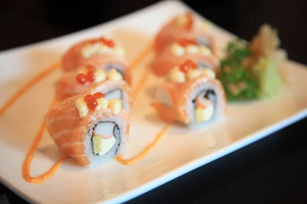 Rolo Sushi Salmão Com Molho Picante Comida Japonesa Ponto Focagem — Fotografia de Stock