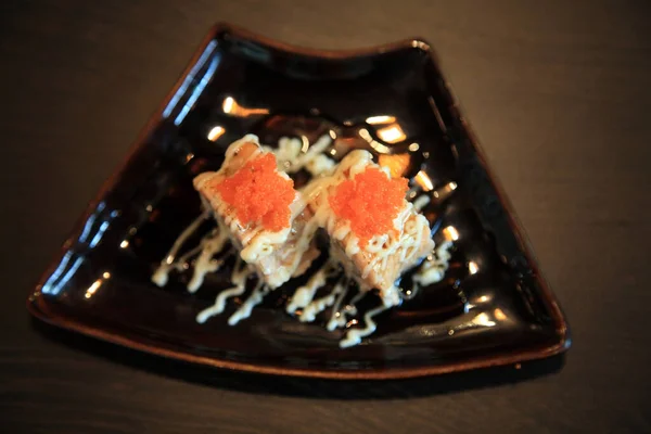 上から見ると木製のテーブルの上にエビの卵と鮭の寿司 海老子 日本の伝統料理 — ストック写真