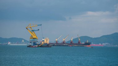 Sriracha, Chonburi, Tayland yakınlarındaki Körfez 'de bir kargo gemisi..