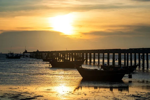 Barcos Pesca Silhueta Ponte Pôr Sol Com Belo Céu Colorido — Fotografia de Stock