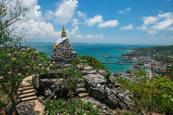 Pagoda Dorada Cima Colina Con Vistas Mar Ciudad Templo Juthathit —  Fotos de Stock