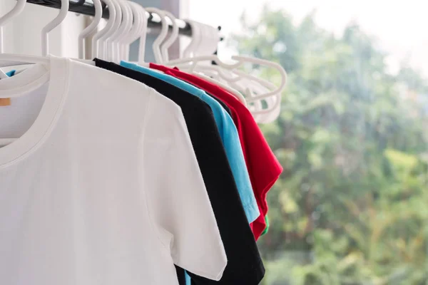 Molte Shirt Appese Portasciugamani Clothesline All Interno Della Casa — Foto Stock