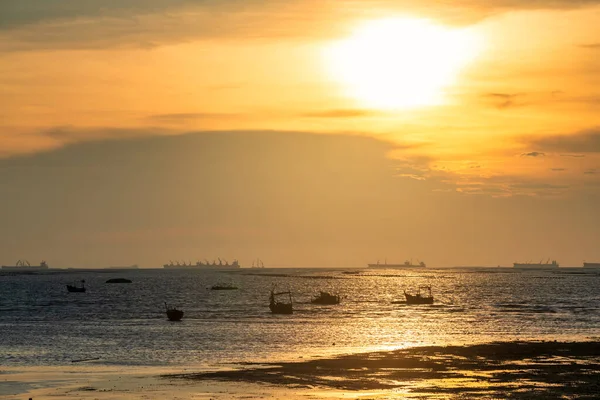 Silueta Barcos Pesca Buques Carga Atardecer Con Hermoso Cielo Colorido — Foto de Stock