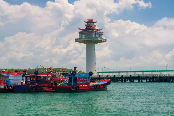 泰国成布里市Koh Sichang港的渔船和中国风格的灯塔在蓝天的映衬下 — 图库照片