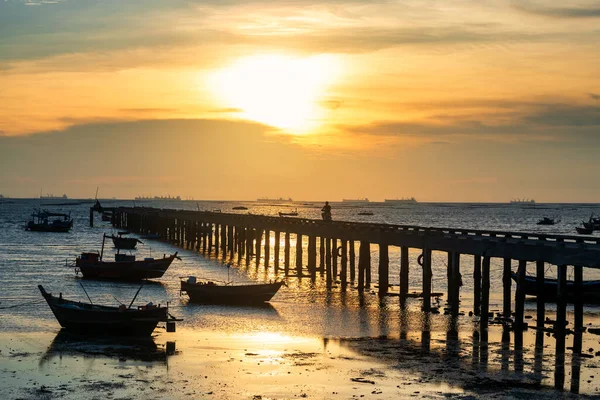 Силуэт Рыбацких Лодок Мост Закате Красивым Природным Красочным Небом Пляжем — стоковое фото