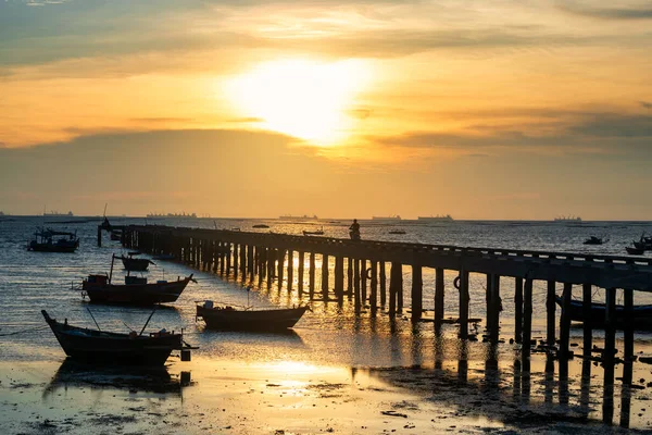 Silueta Barcos Pesca Puente Atardecer Con Hermoso Cielo Colorido Natural — Foto de Stock