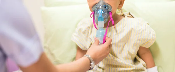 간호사는 흡입기로 소년을 Rsv 호흡기 순환기 바이러스 병원에서 성운을 호흡하는 — 스톡 사진