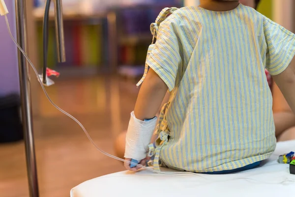 少年患者の後部は 病院で生理食塩水を静脈内に入れたベッドの上に座る 健康保険業界 — ストック写真
