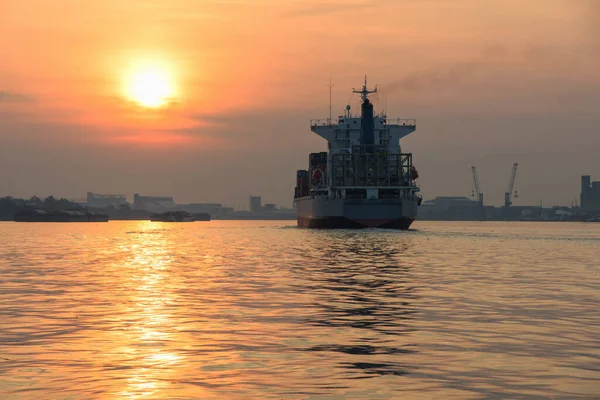 Container Vrachtschip Varen Chao Phraya Rivier Bij Zonsopgang Bangkok Thailand — Stockfoto