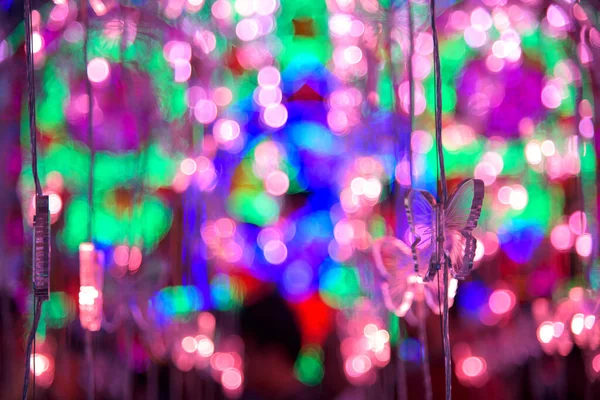 玻璃蝴蝶灯装饰与模糊的粉红色Bokeh 公园嘉年华户外灯饰 — 图库照片#